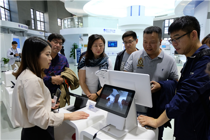 参观新大陆智能终端_副本.jpg