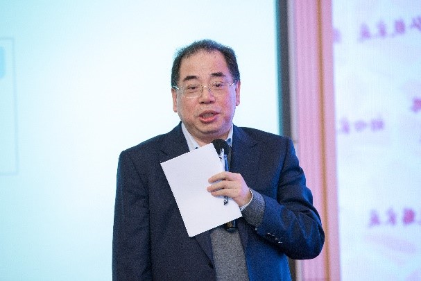 图为往届家庭代表致辞.jpg 图为往届家庭代表致辞.jpg