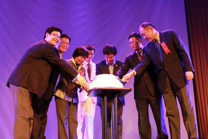 图为学校、8bo比分
领导共同切下生日蛋糕